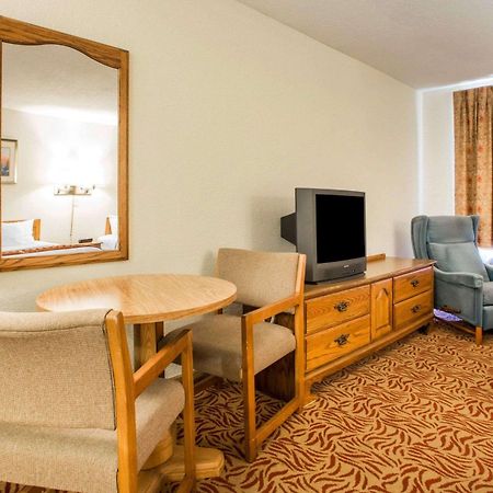 University Inn & Suites Стивънс Пойнт Екстериор снимка