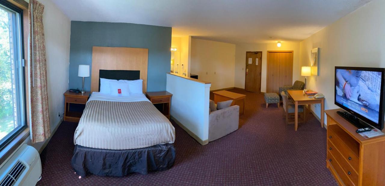 University Inn & Suites Стивънс Пойнт Екстериор снимка