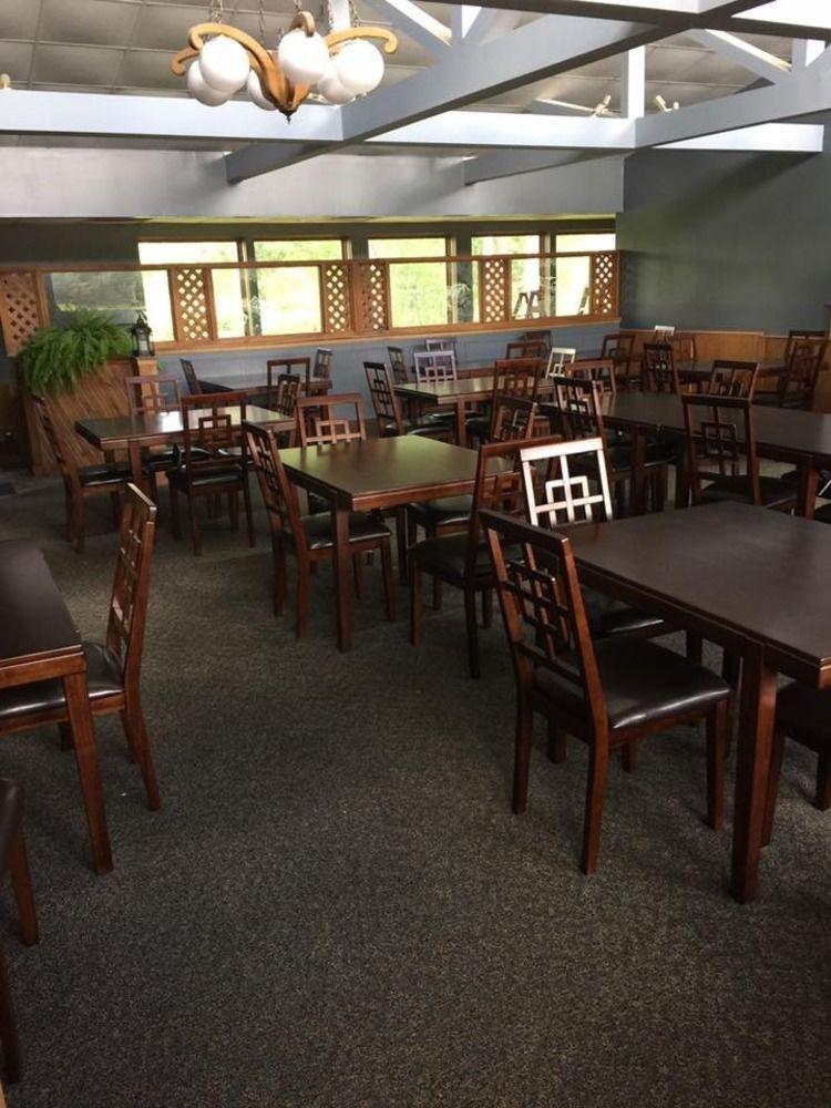 University Inn & Suites Стивънс Пойнт Екстериор снимка