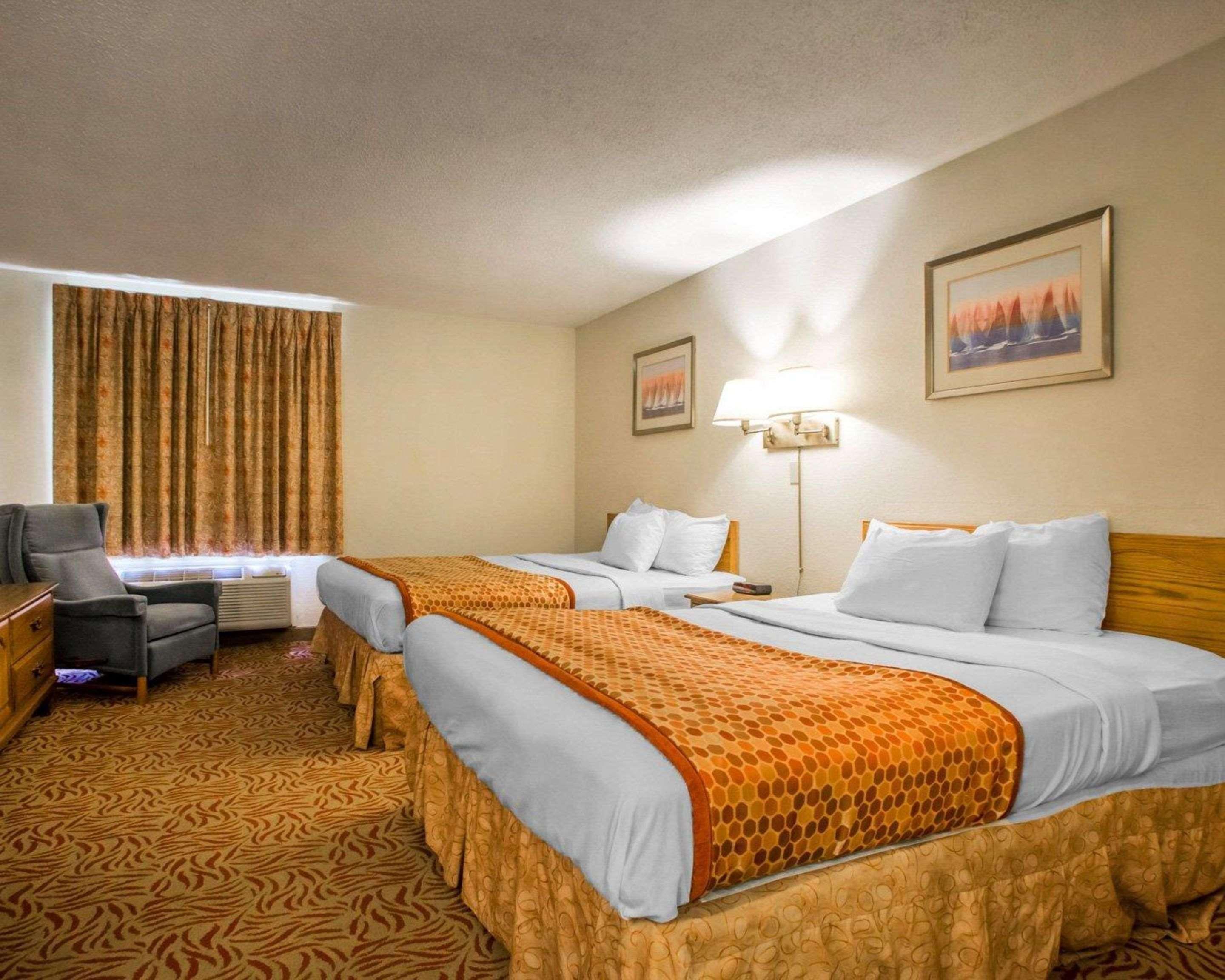 University Inn & Suites Стивънс Пойнт Екстериор снимка
