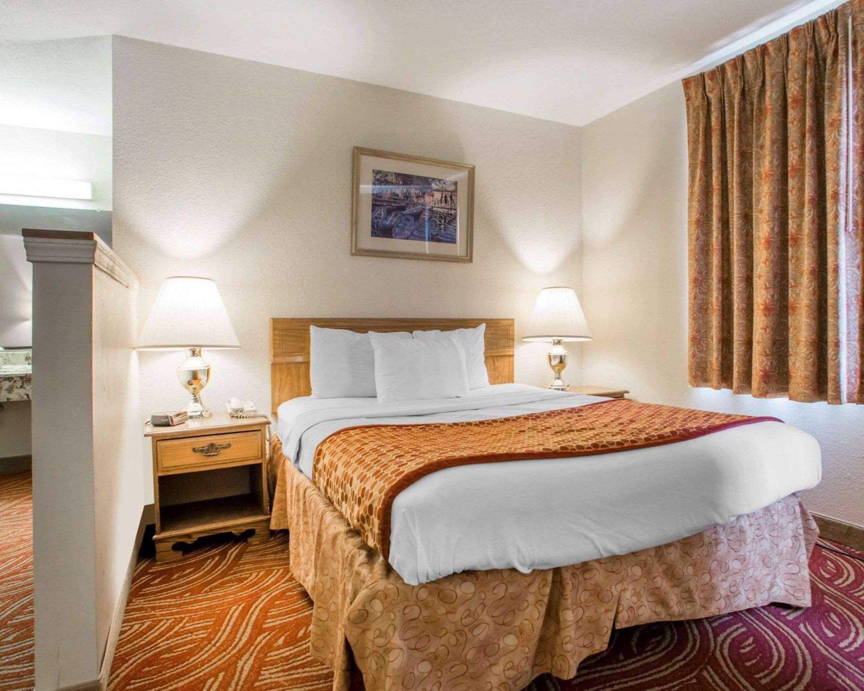University Inn & Suites Стивънс Пойнт Екстериор снимка
