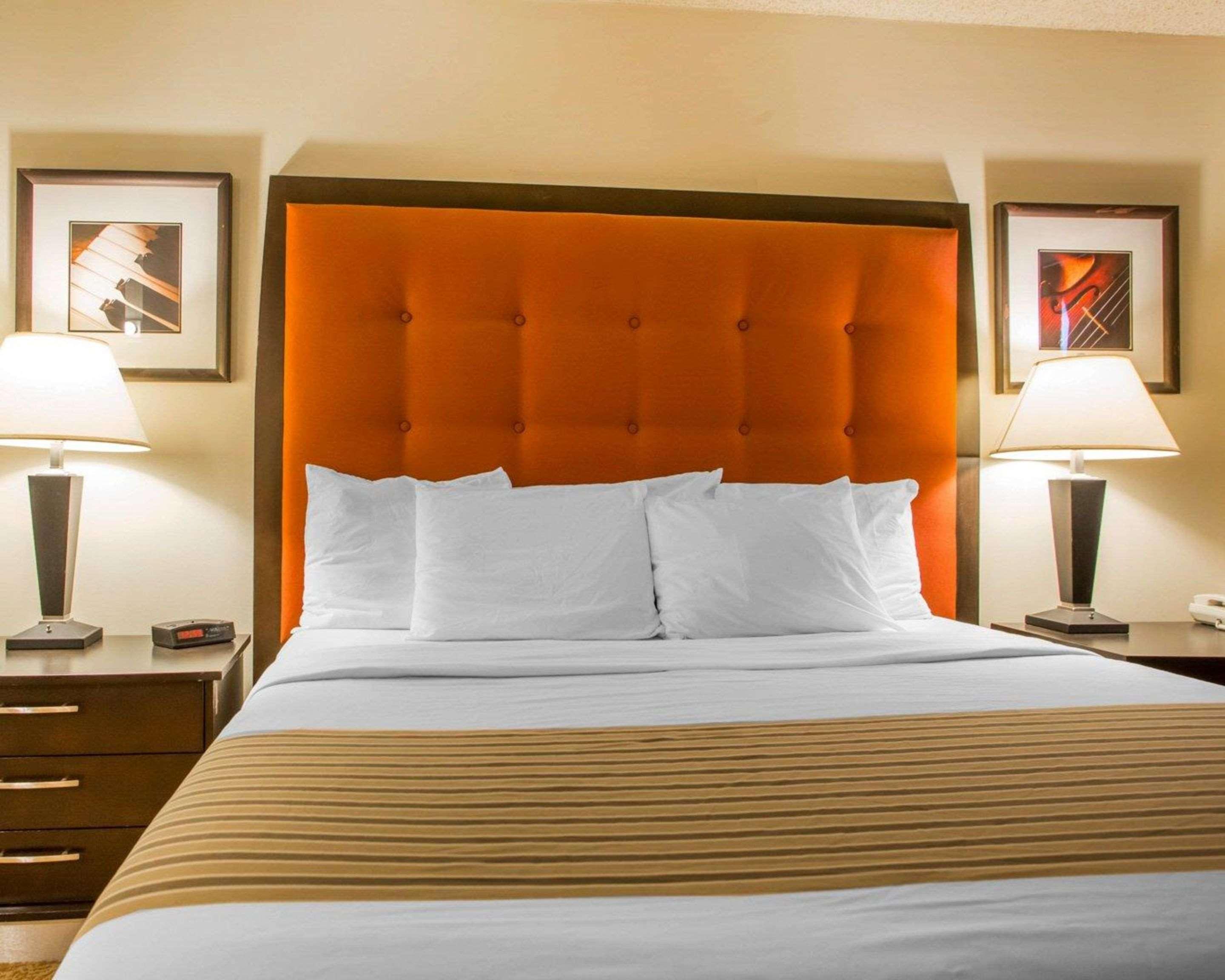 University Inn & Suites Стивънс Пойнт Екстериор снимка
