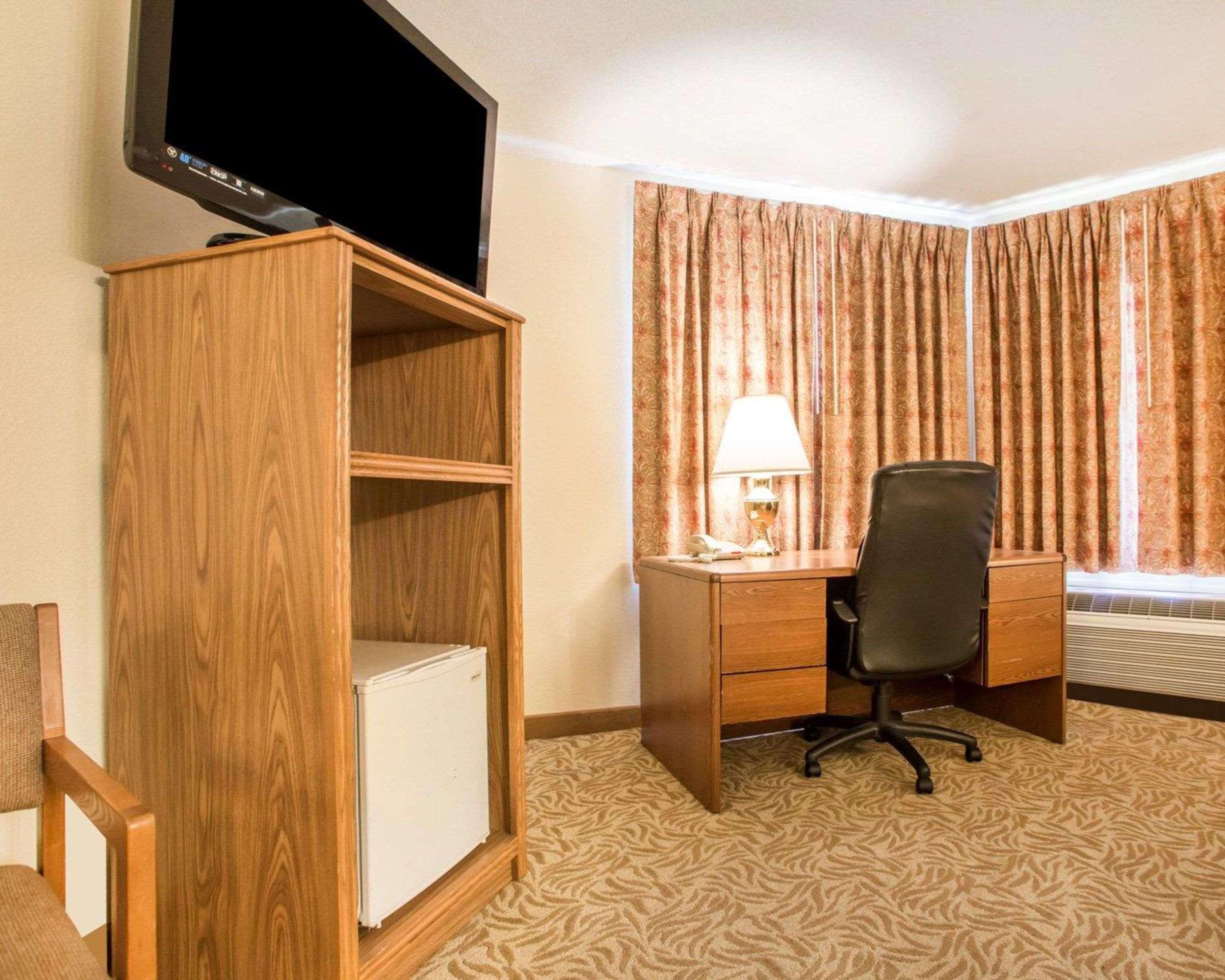 University Inn & Suites Стивънс Пойнт Екстериор снимка