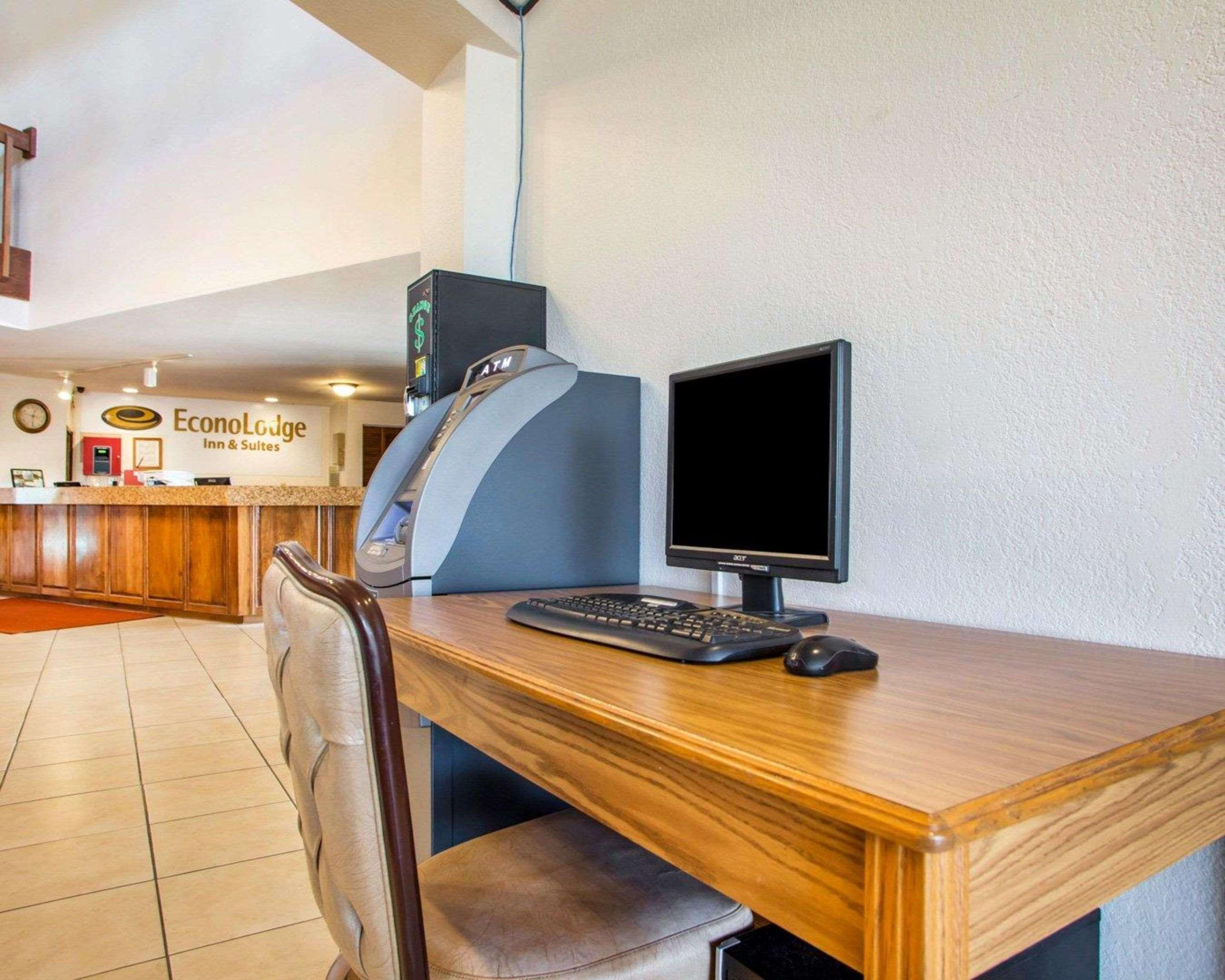 University Inn & Suites Стивънс Пойнт Екстериор снимка