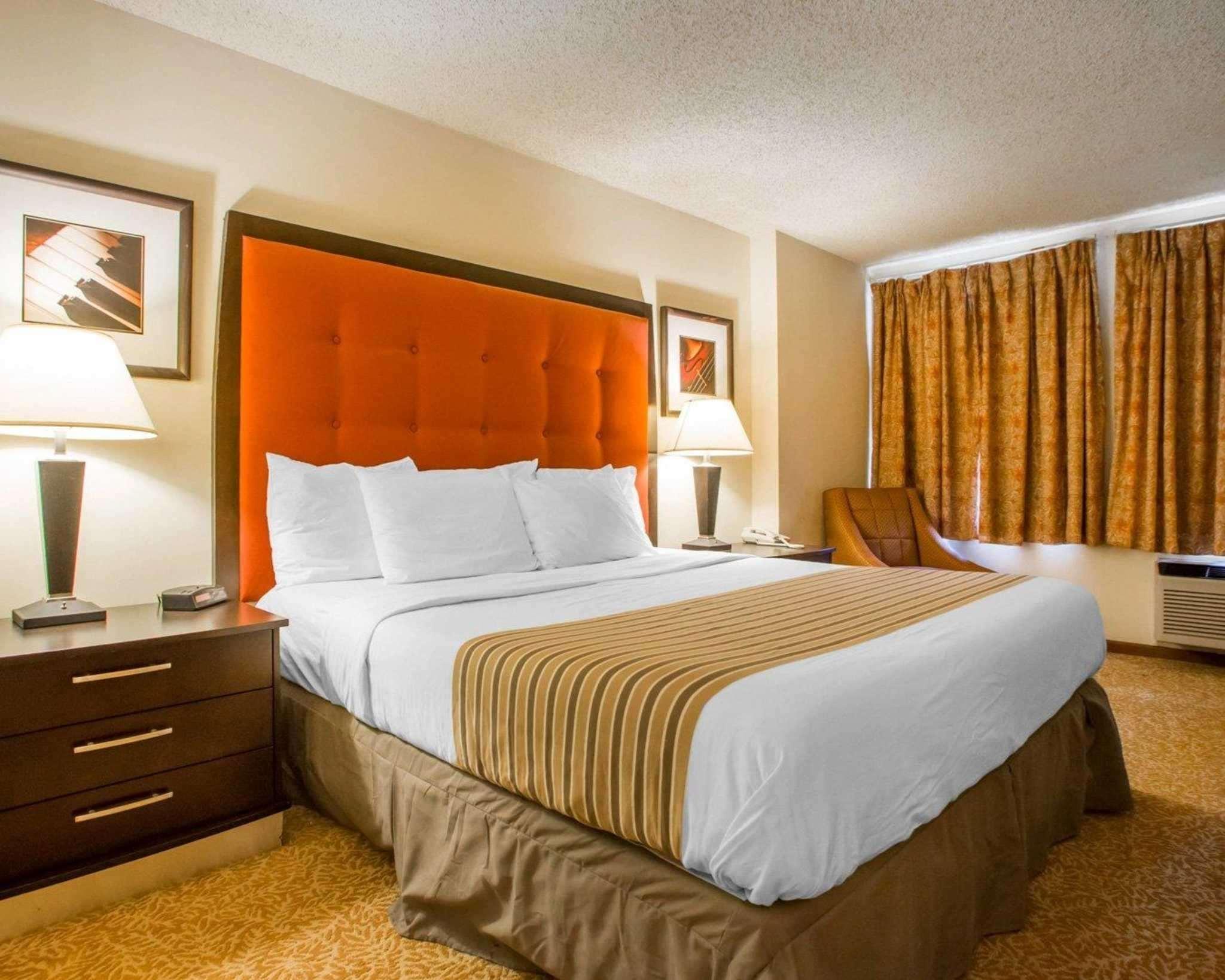 University Inn & Suites Стивънс Пойнт Екстериор снимка