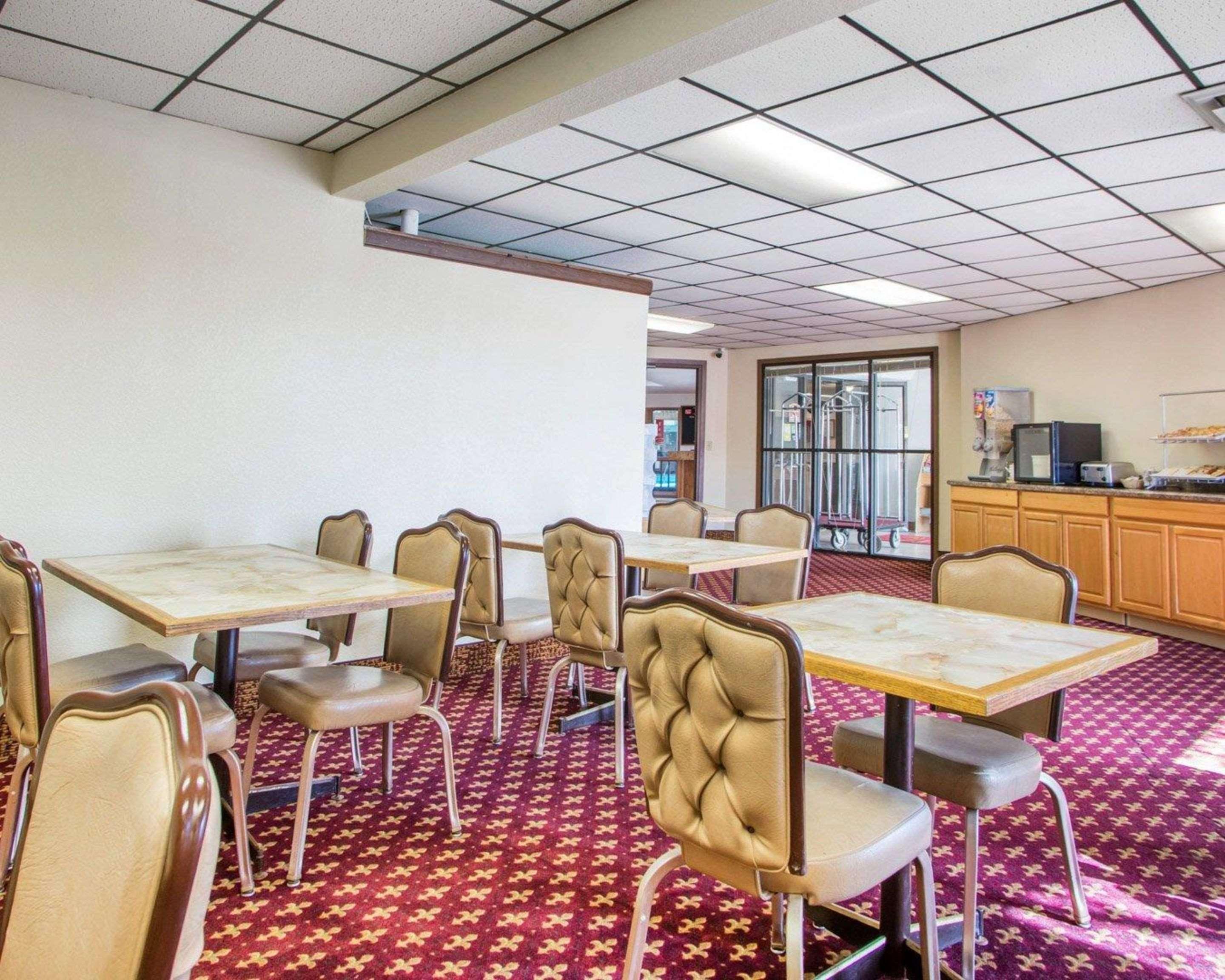 University Inn & Suites Стивънс Пойнт Екстериор снимка