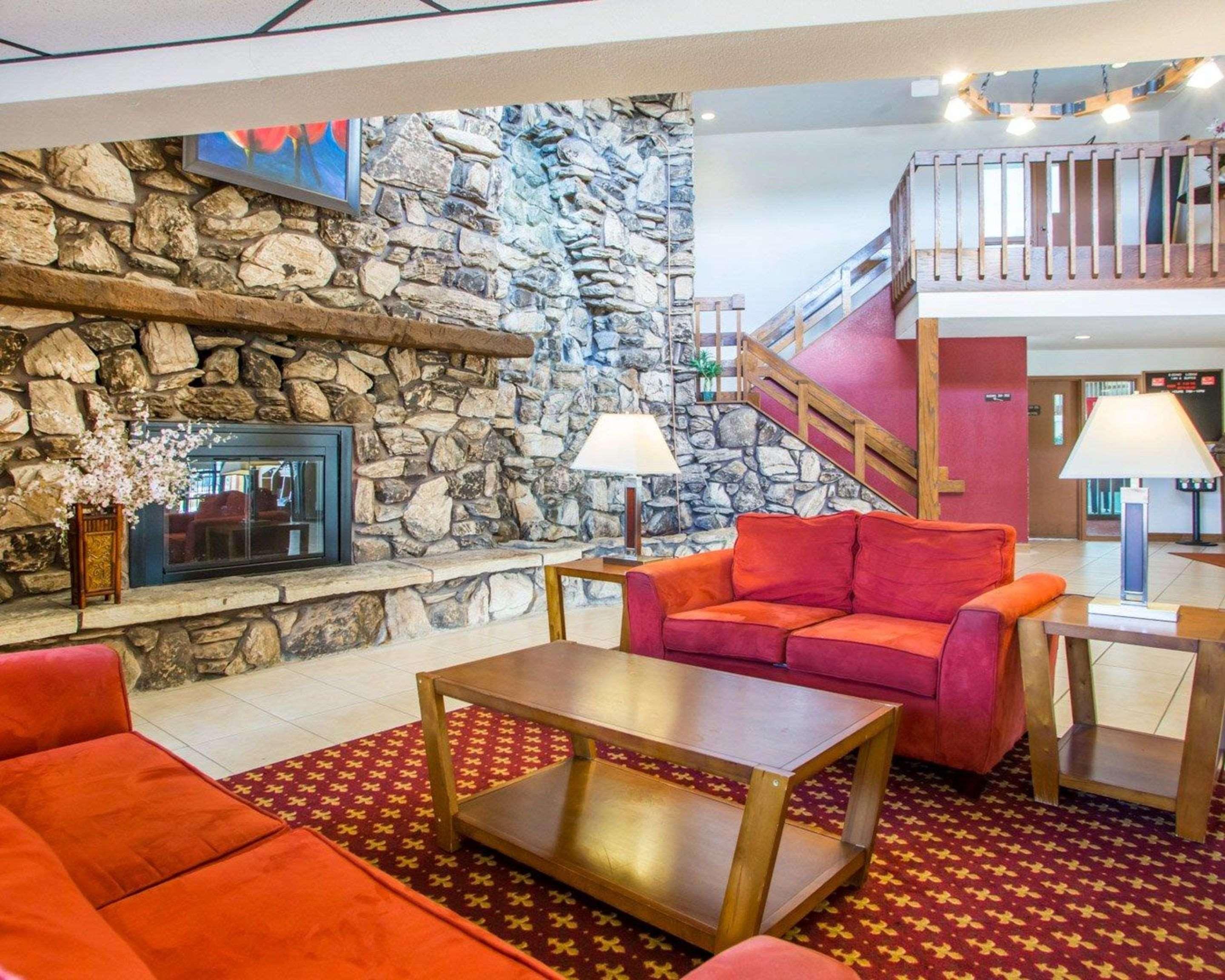 University Inn & Suites Стивънс Пойнт Екстериор снимка