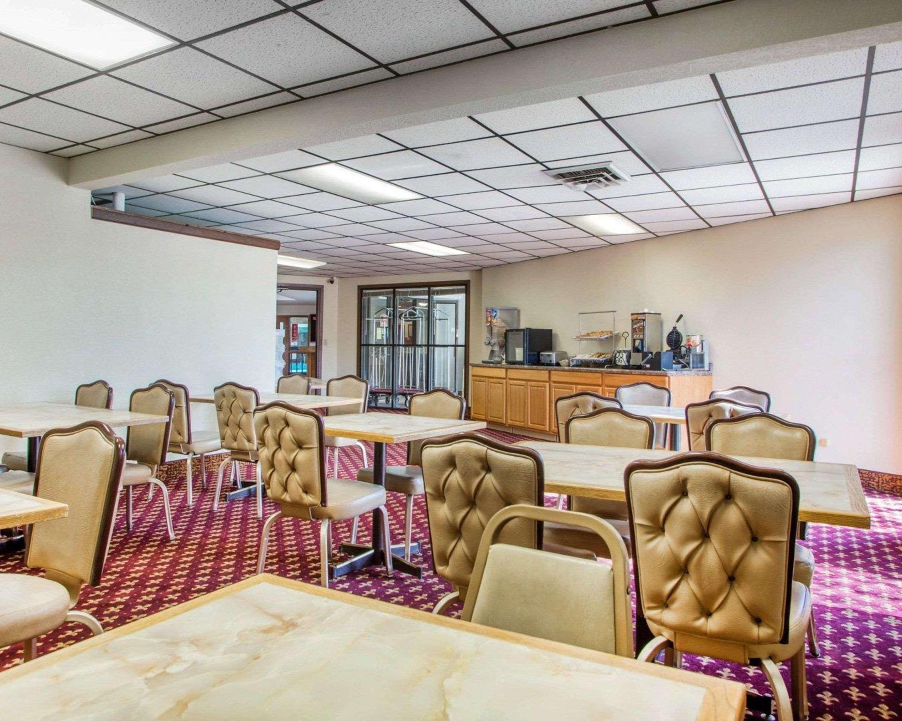 University Inn & Suites Стивънс Пойнт Екстериор снимка