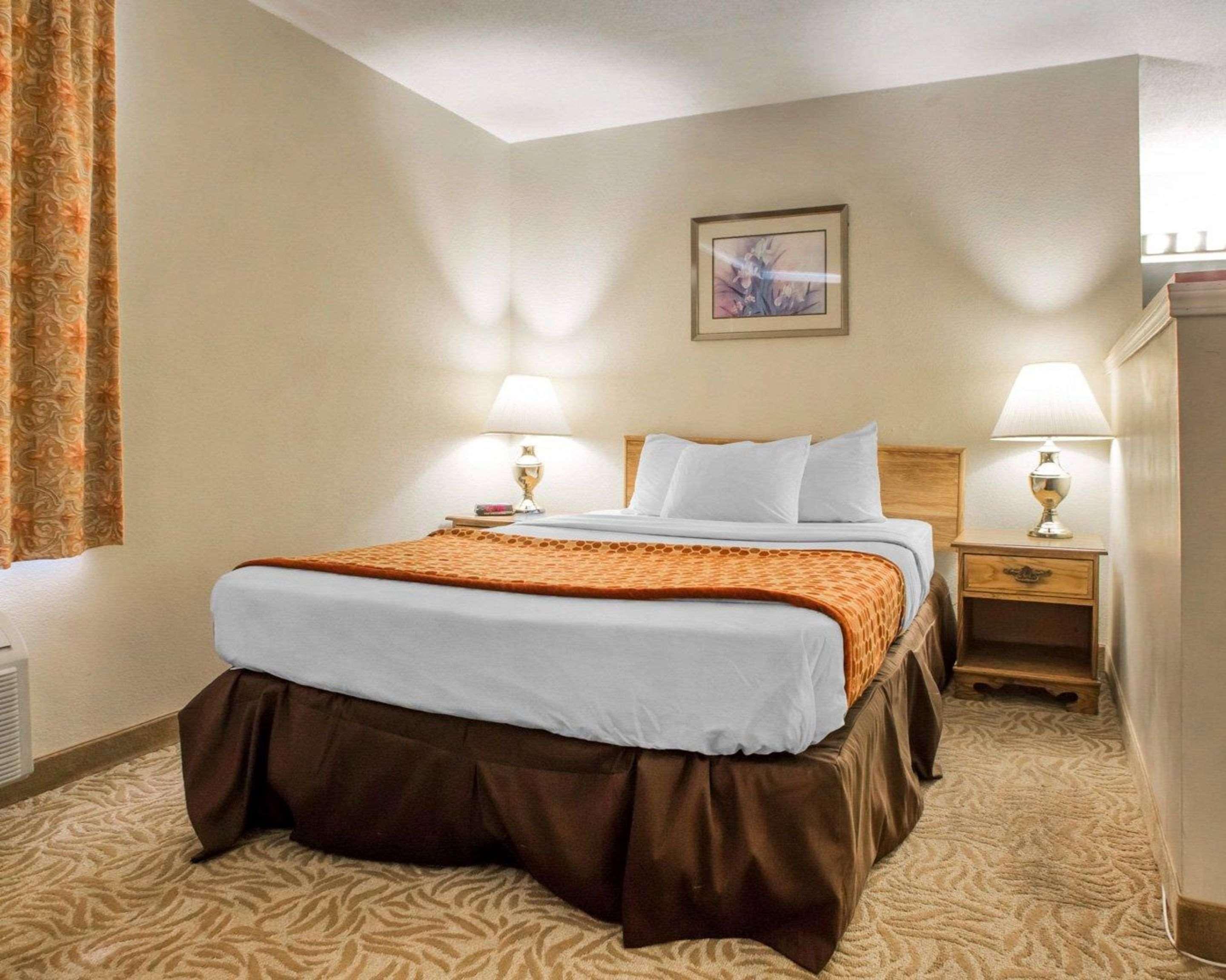 University Inn & Suites Стивънс Пойнт Екстериор снимка
