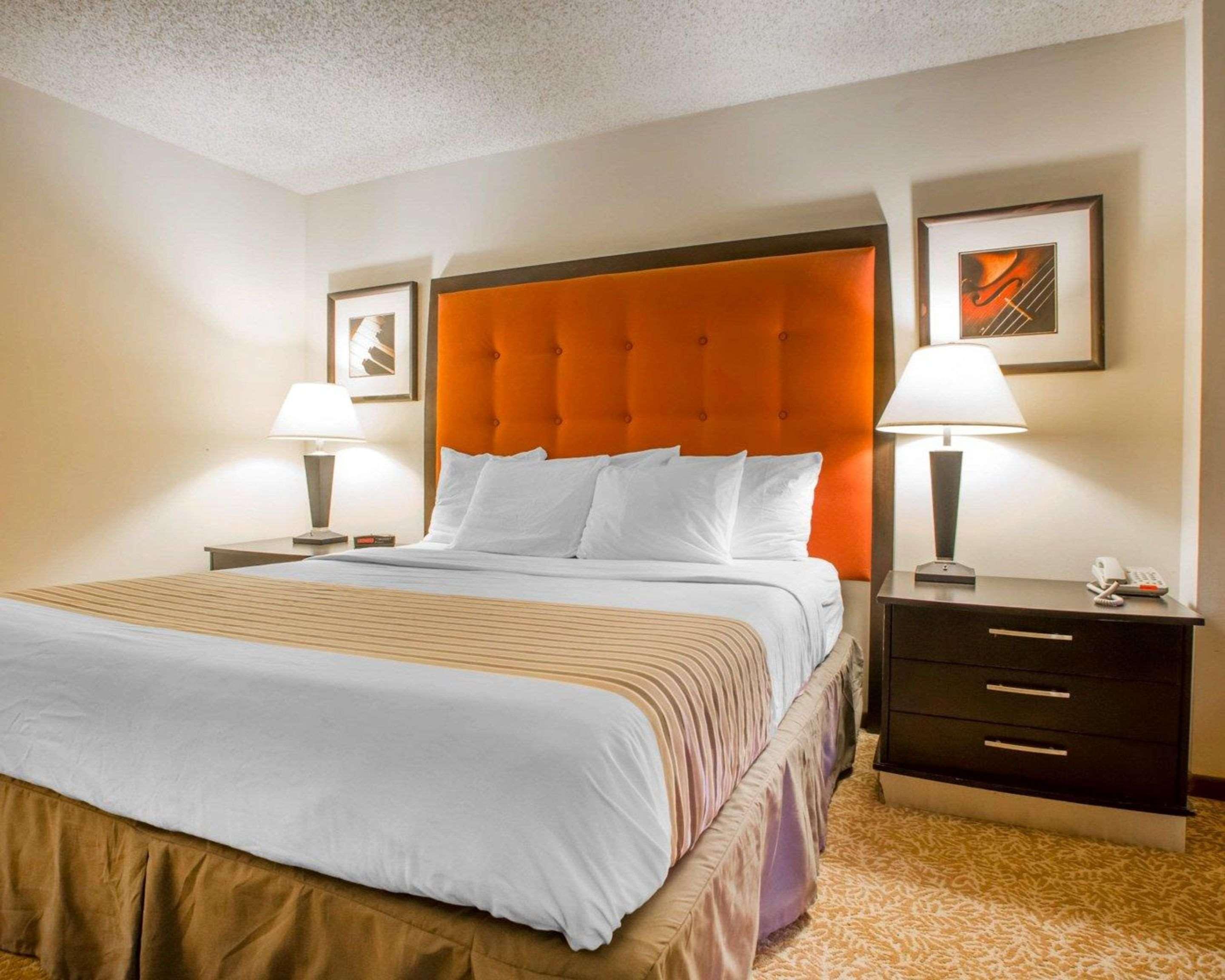 University Inn & Suites Стивънс Пойнт Екстериор снимка