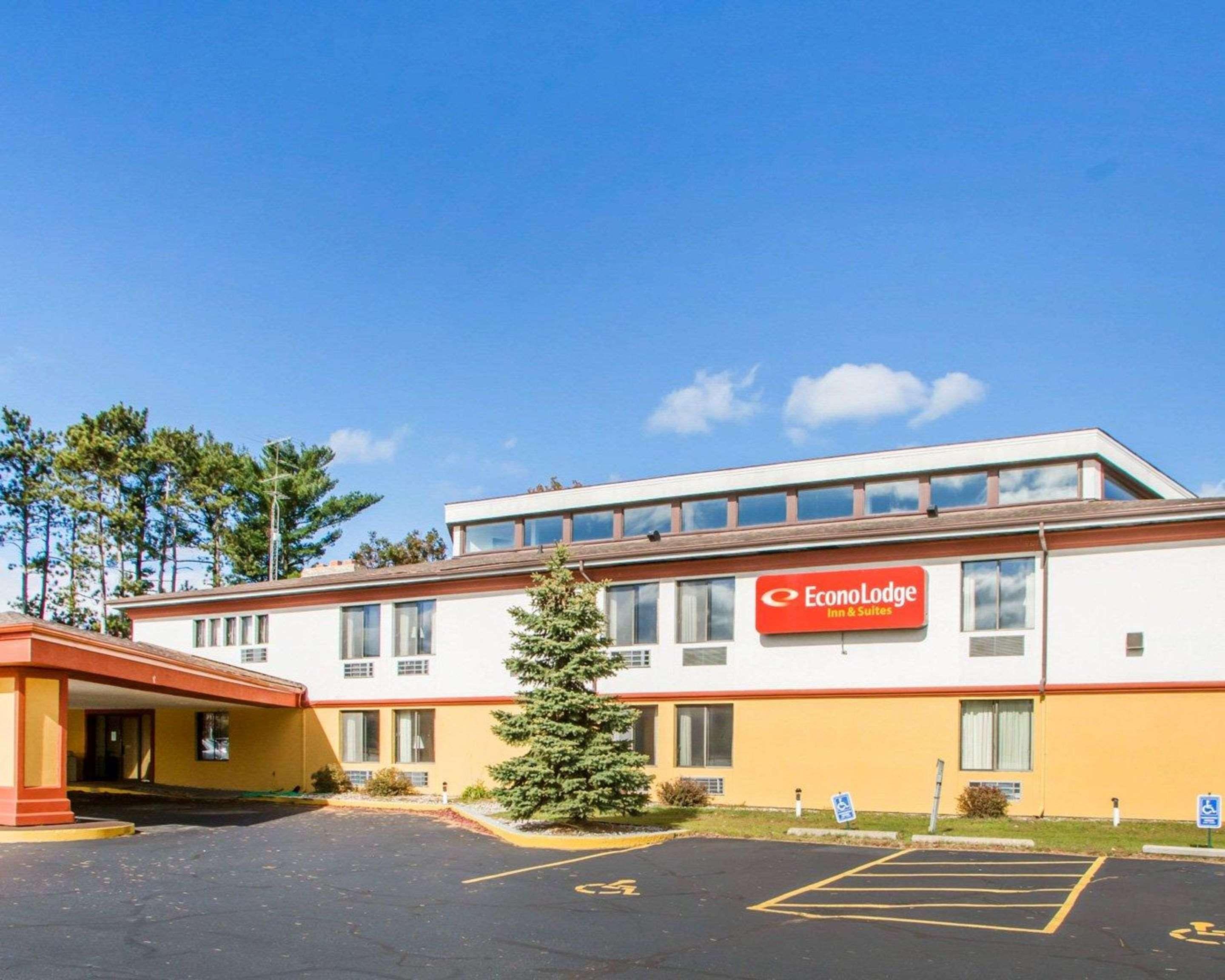 University Inn & Suites Стивънс Пойнт Екстериор снимка