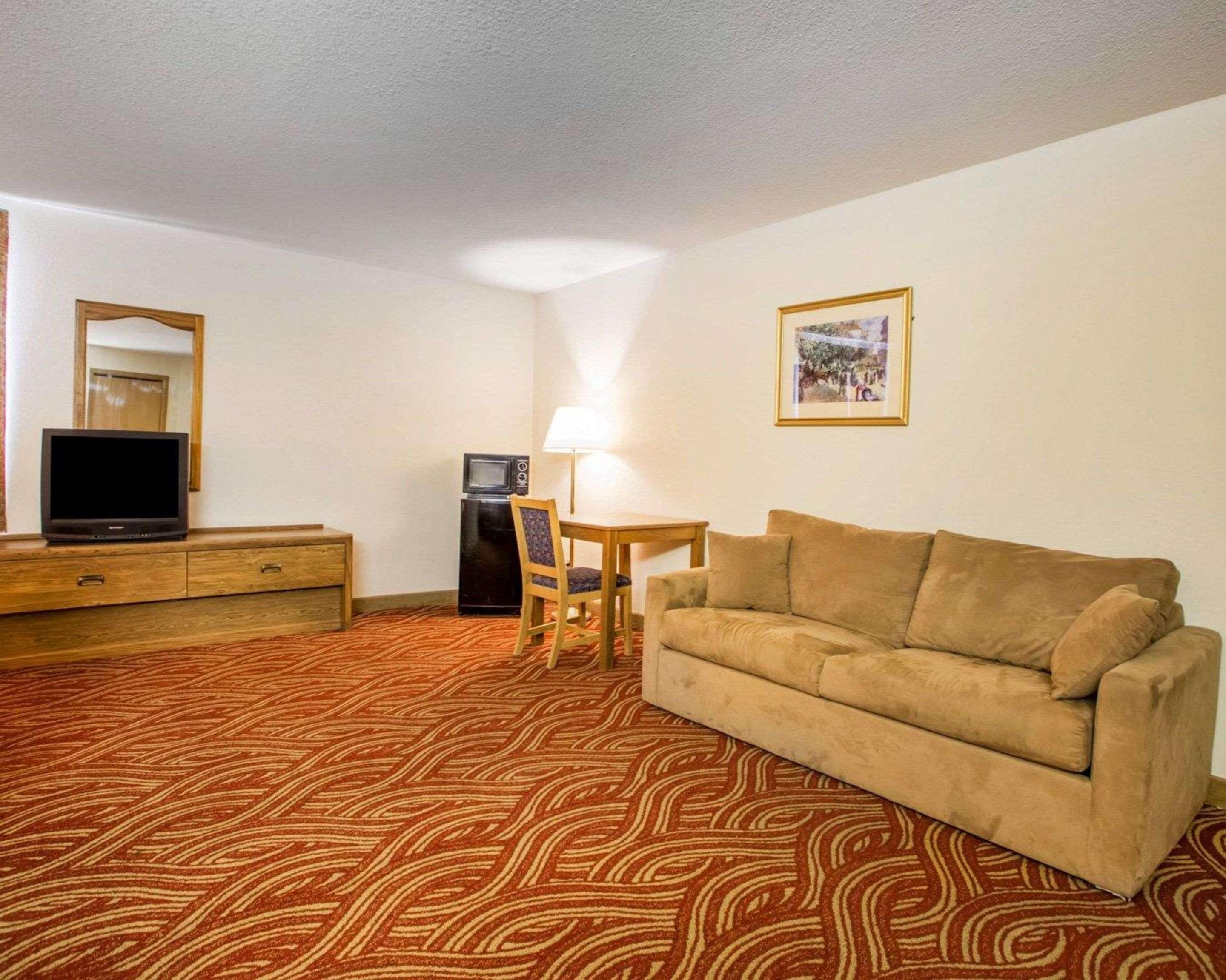 University Inn & Suites Стивънс Пойнт Екстериор снимка
