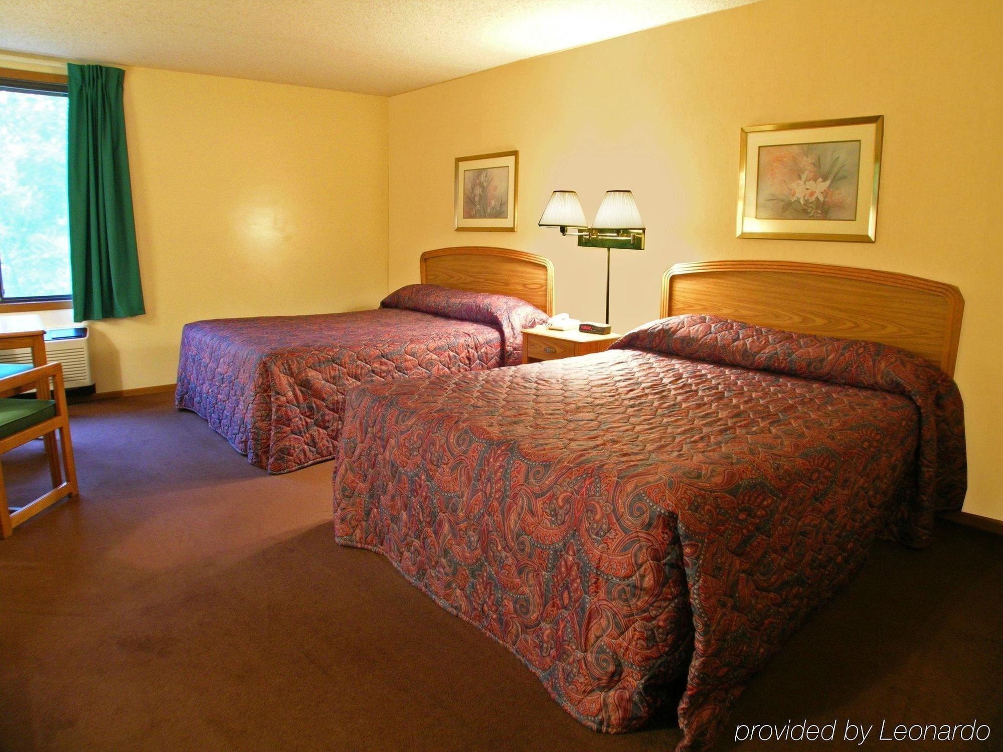University Inn & Suites Стивънс Пойнт Екстериор снимка