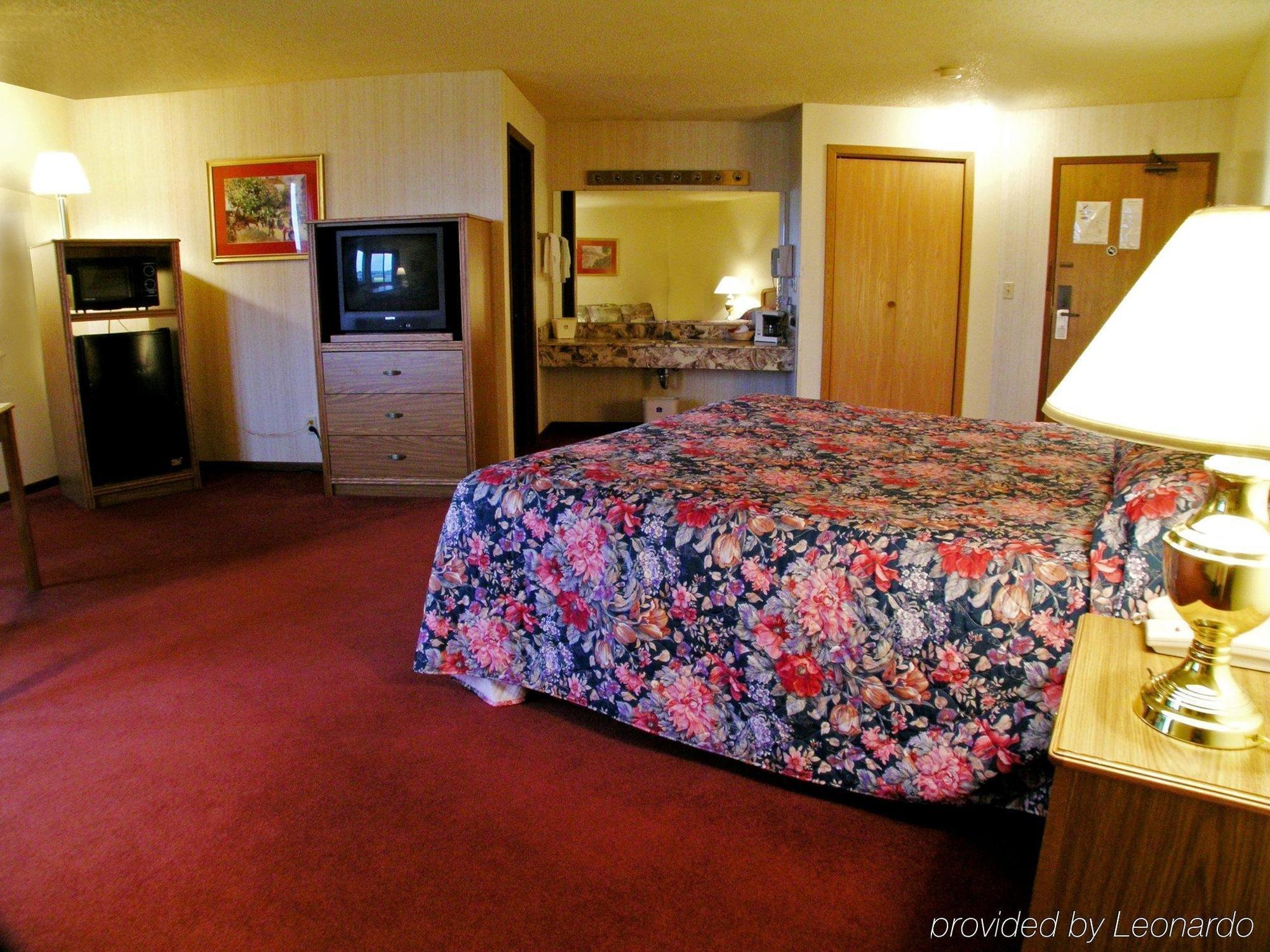 University Inn & Suites Стивънс Пойнт Екстериор снимка