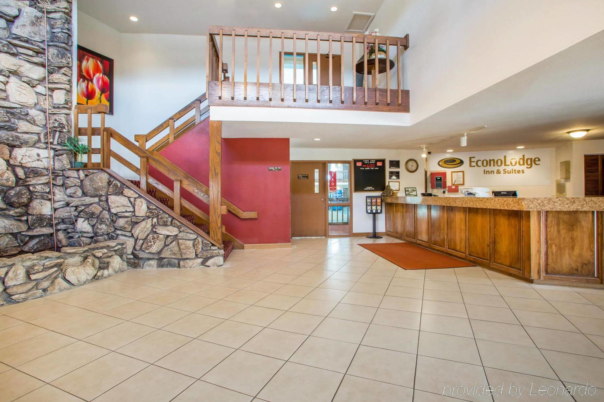 University Inn & Suites Стивънс Пойнт Екстериор снимка