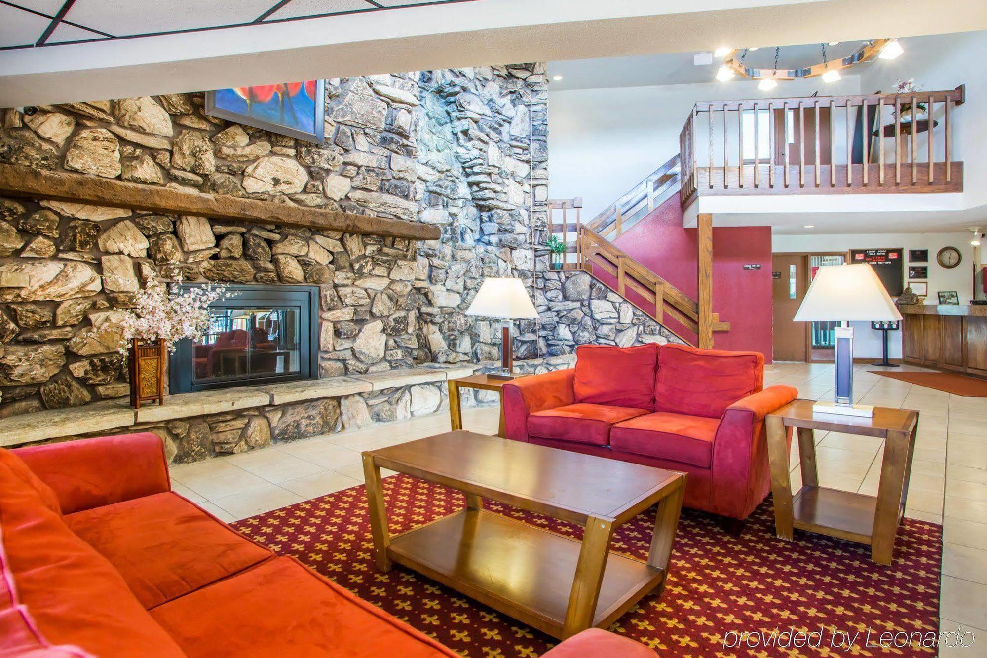 University Inn & Suites Стивънс Пойнт Екстериор снимка
