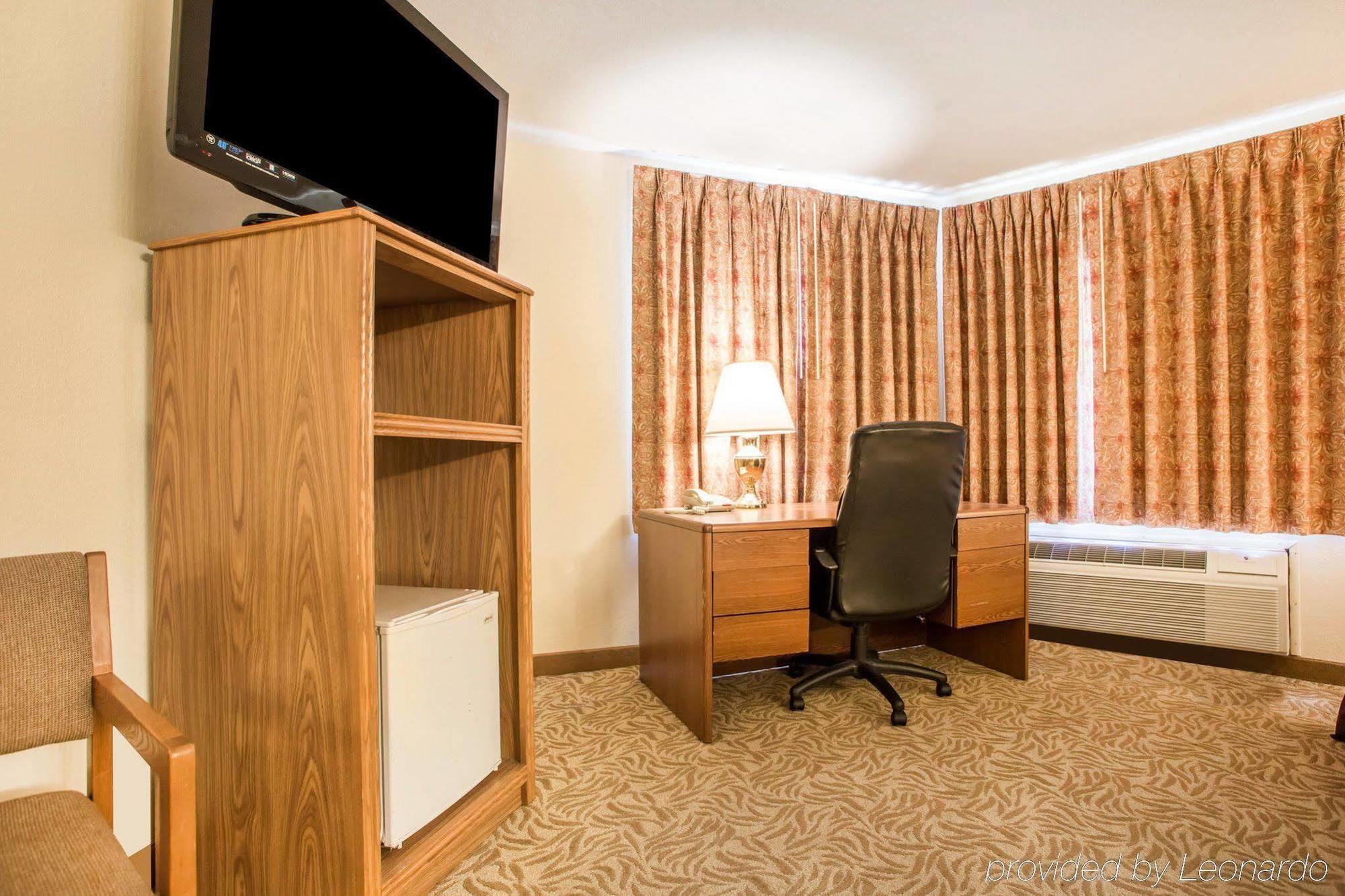 University Inn & Suites Стивънс Пойнт Екстериор снимка