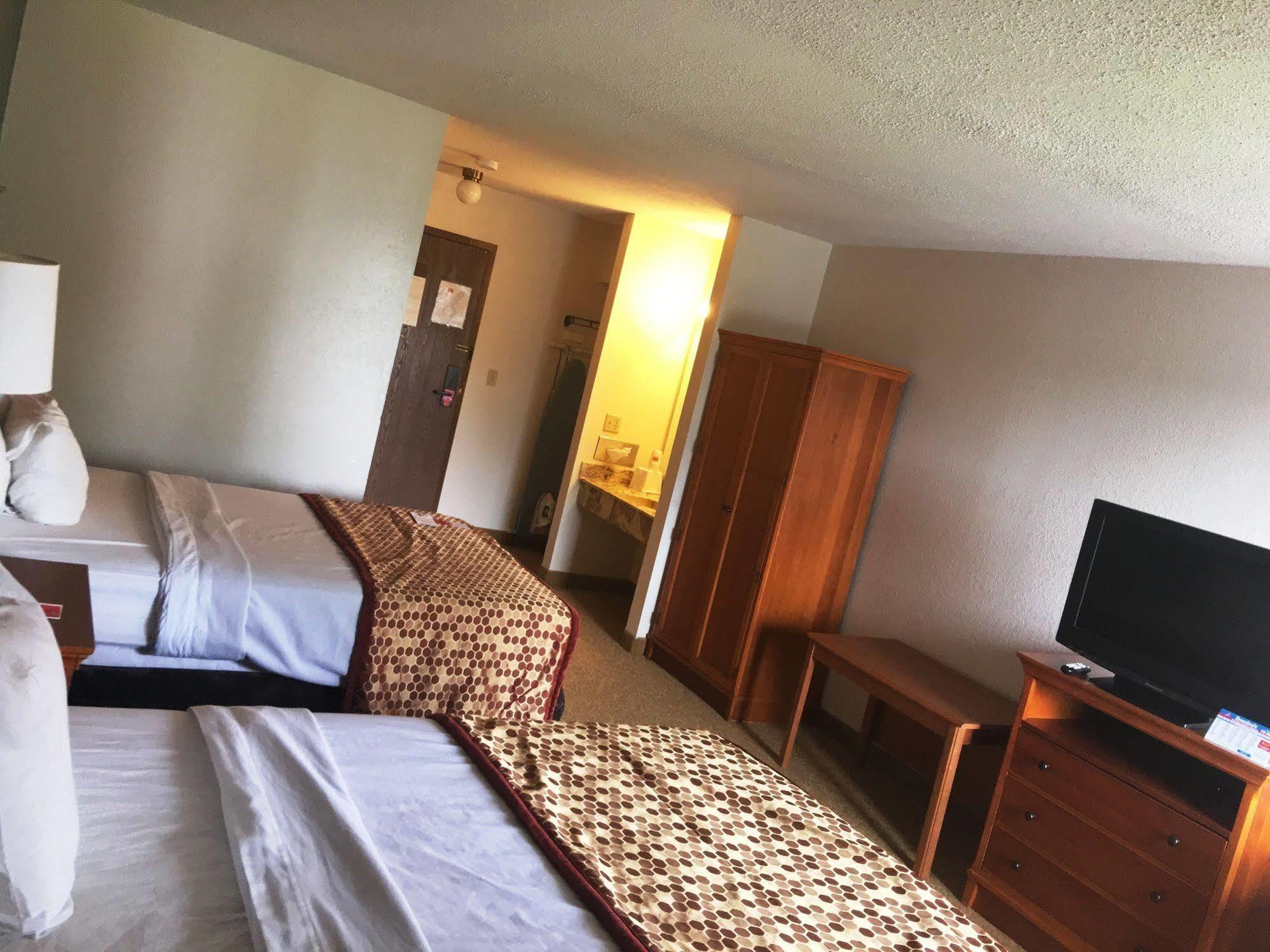 University Inn & Suites Стивънс Пойнт Екстериор снимка