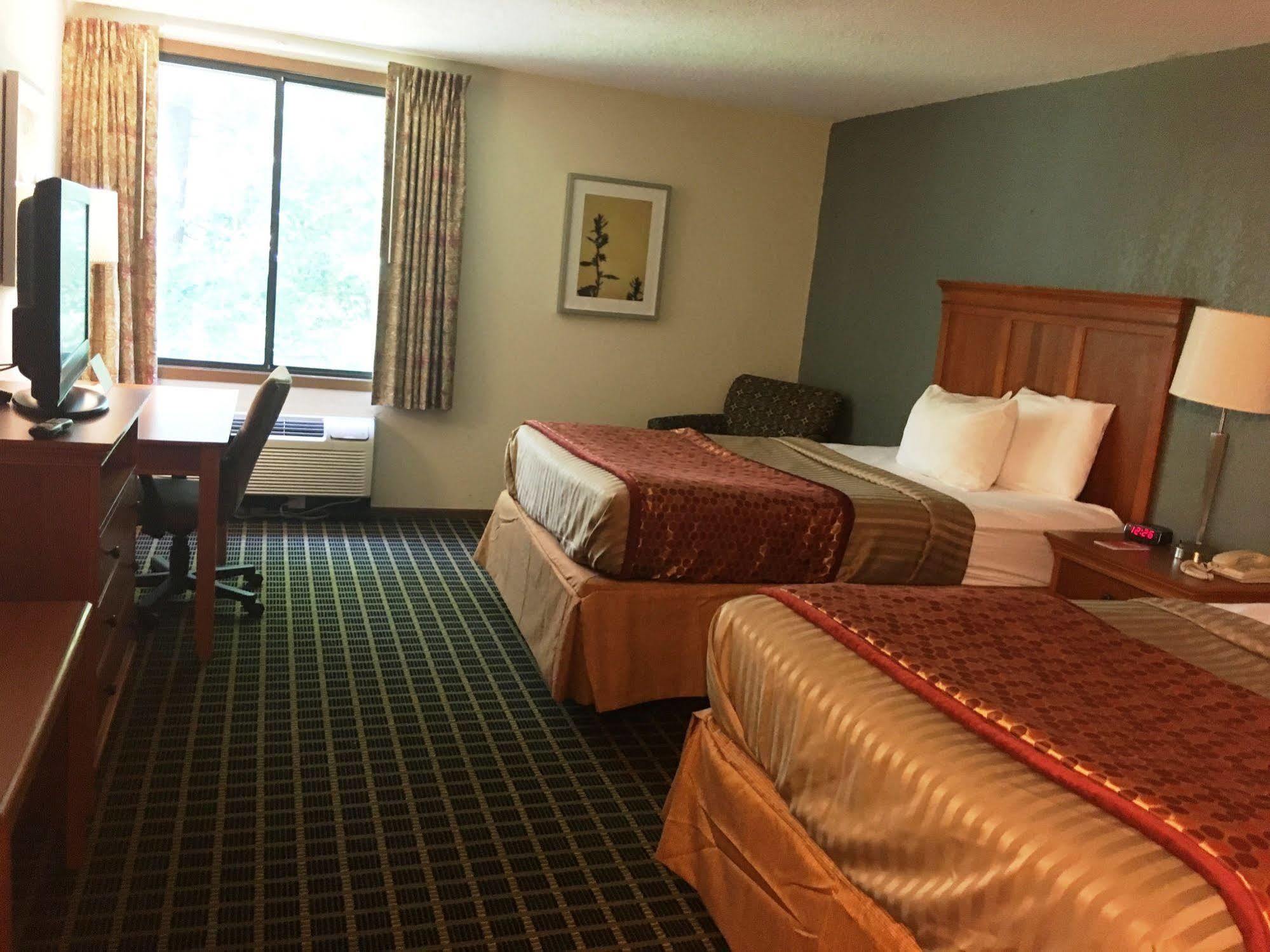University Inn & Suites Стивънс Пойнт Екстериор снимка