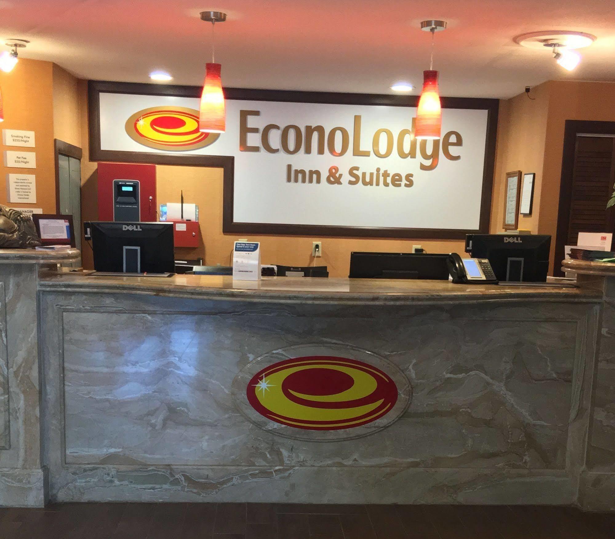 University Inn & Suites Стивънс Пойнт Екстериор снимка