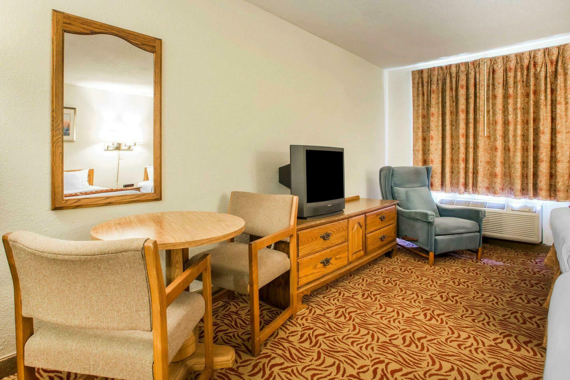 University Inn & Suites Стивънс Пойнт Екстериор снимка
