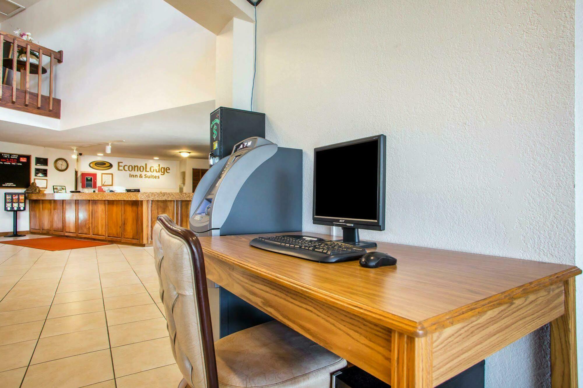 University Inn & Suites Стивънс Пойнт Екстериор снимка