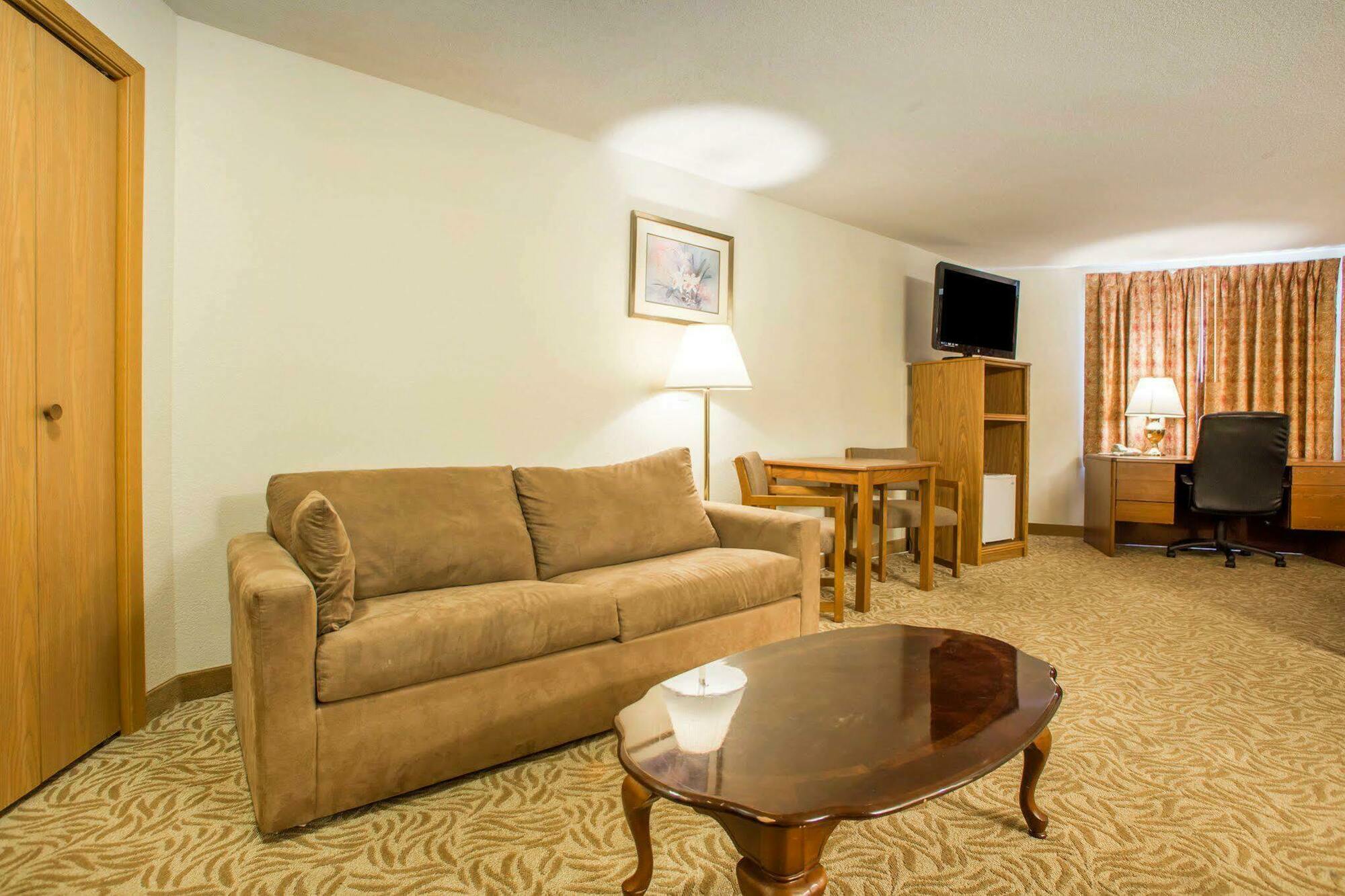 University Inn & Suites Стивънс Пойнт Екстериор снимка
