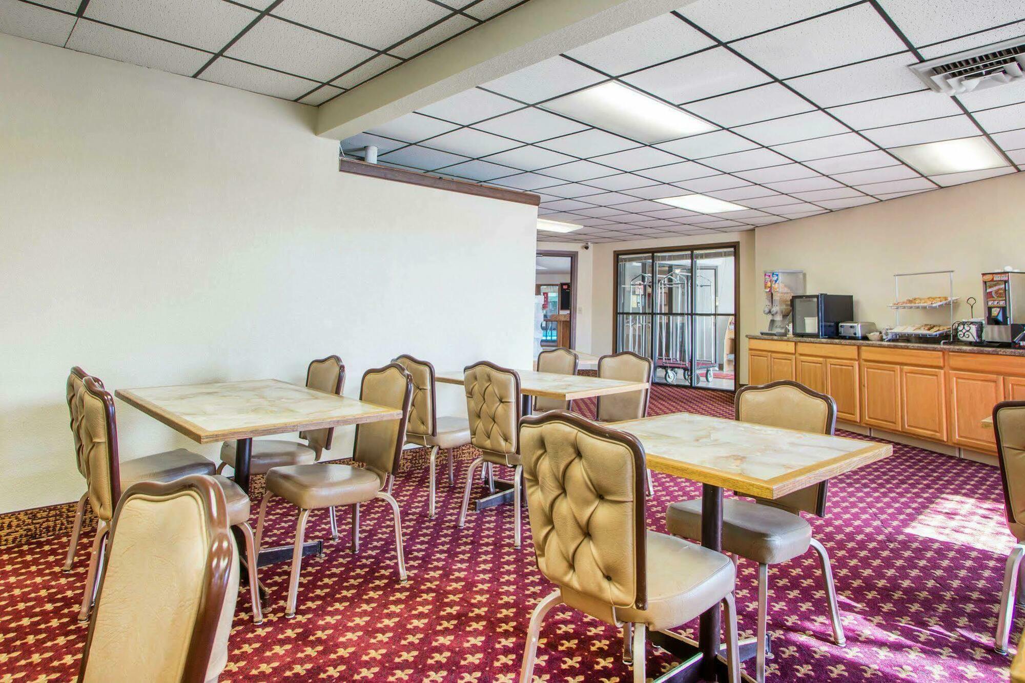 University Inn & Suites Стивънс Пойнт Екстериор снимка