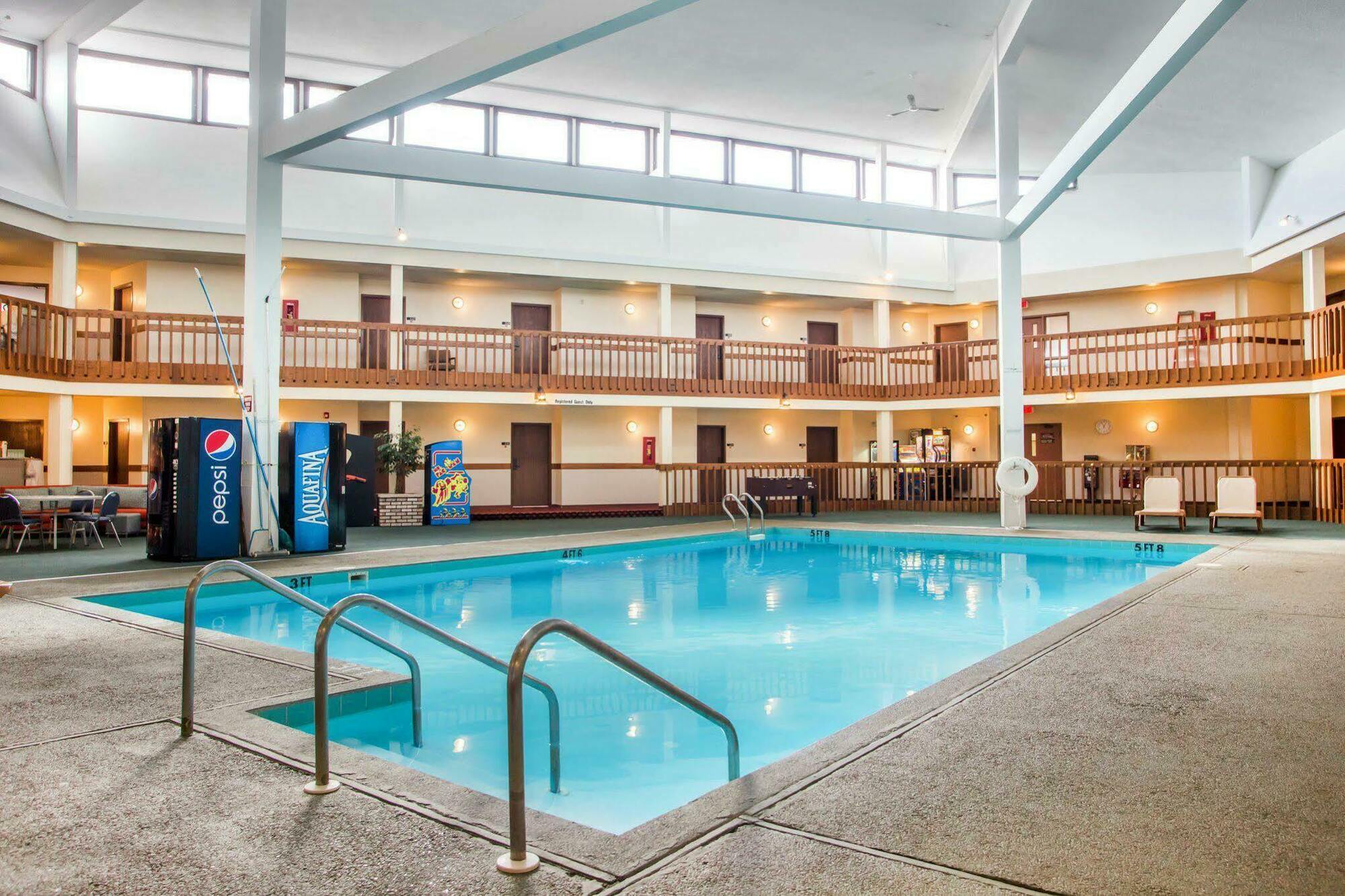 University Inn & Suites Стивънс Пойнт Екстериор снимка