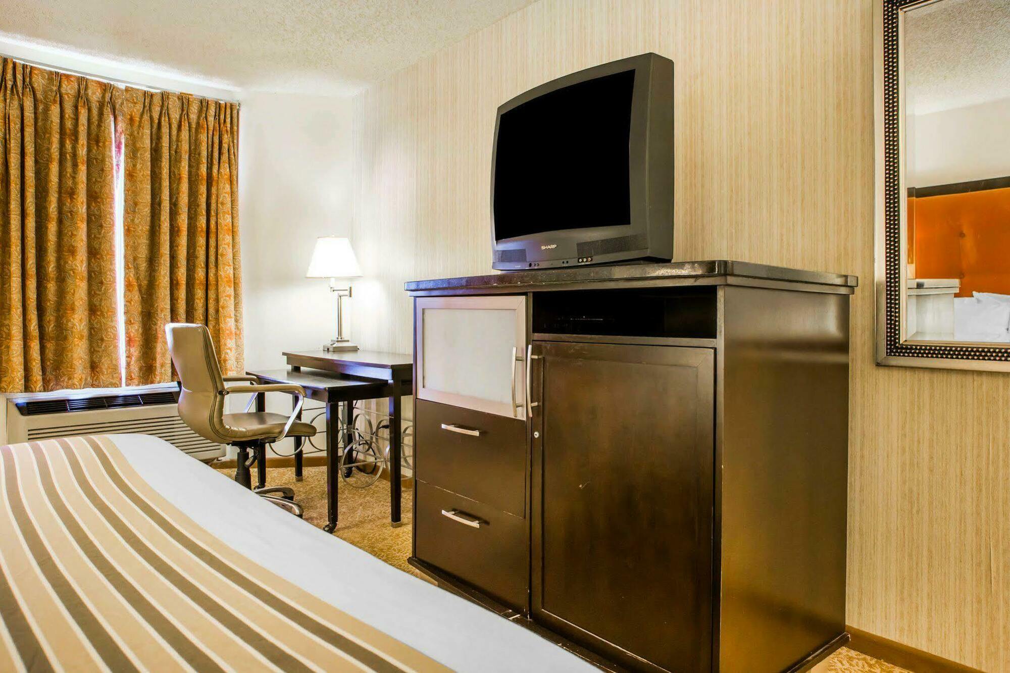 University Inn & Suites Стивънс Пойнт Екстериор снимка