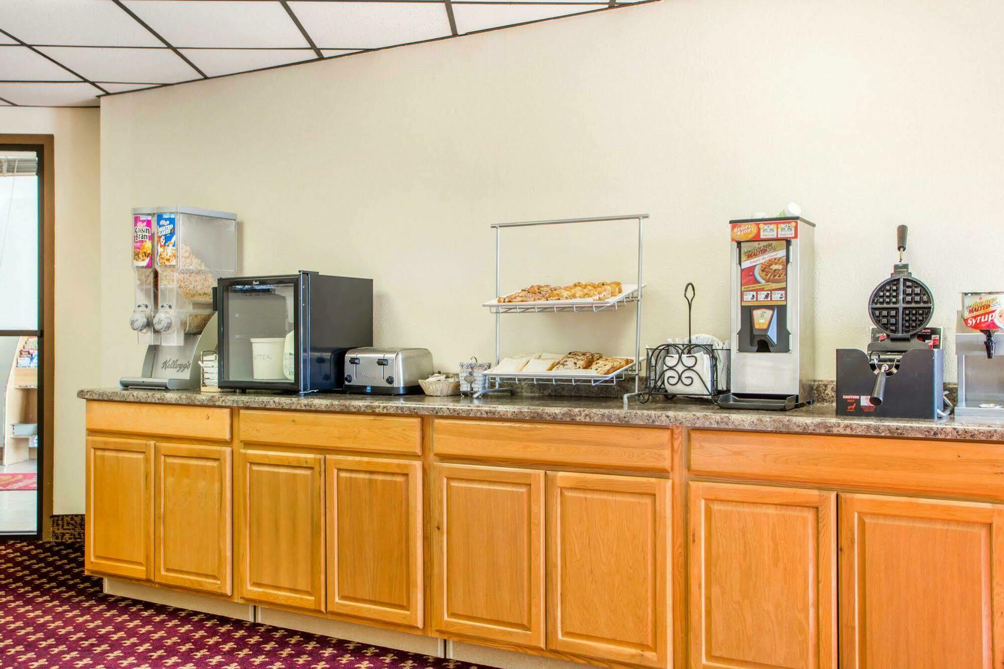 University Inn & Suites Стивънс Пойнт Екстериор снимка